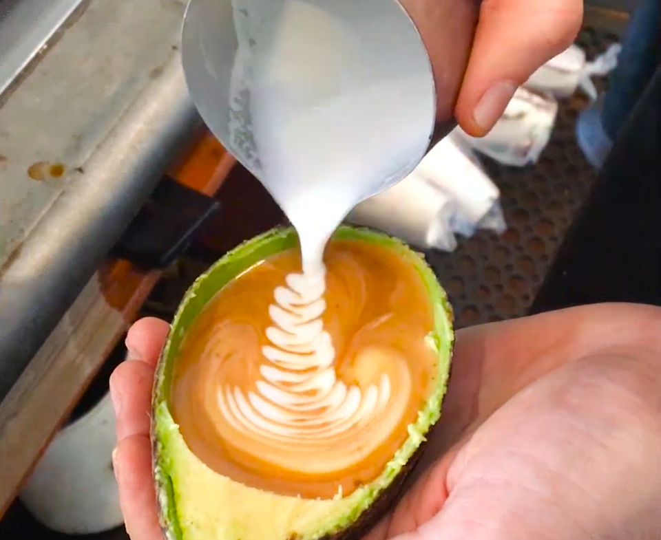 Độc đáo Latte đựng trong vỏ quả bơ - 3 Độc đáo Latte đựng trong vỏ quả bơ - 3