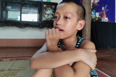 Những đứa trẻ ngây dại mồ côi cha khẩn cầu sự giúp đỡ