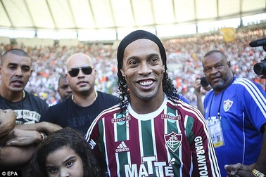 Ronaldinho được chào đón như ông hoàng ở CLB mới