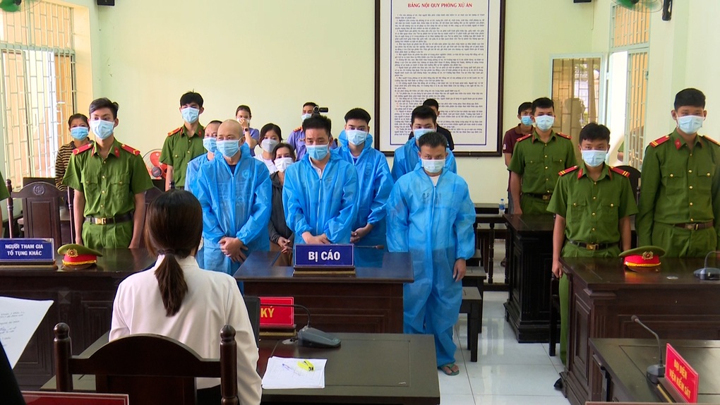 Bao vây trưởng công an xã, 10 con bạc nhận 110 tháng tù giam - 1 Bao vây trưởng công an xã, 10 con bạc nhận 110 tháng tù giam - 1