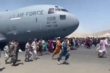 Cảnh chen lấn di tản ở sân bay Kabul