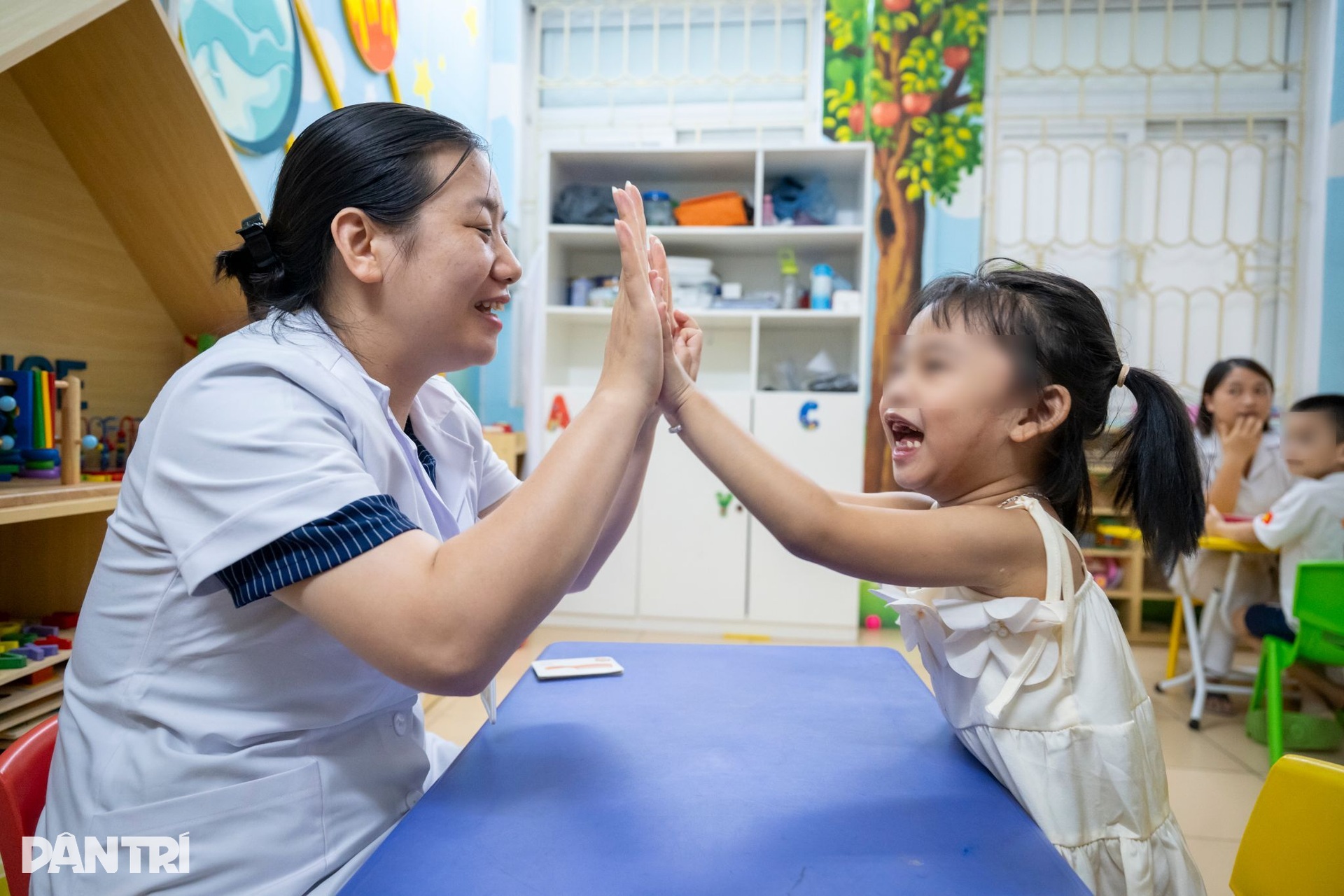 Bác sĩ y học cổ truyền dùng kim tìm tiếng ạ đầu tiên của trẻ tự kỷ  - 1