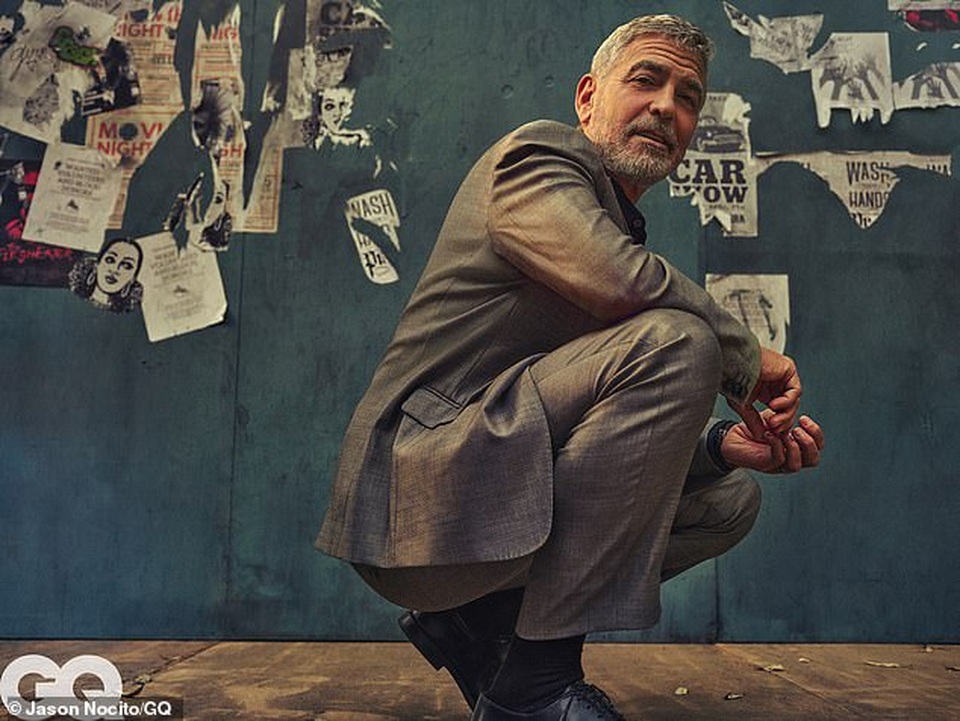 George Clooney gặp tai nạn suýt chết, còn mọi người mải miết chụp hình - 2 George Clooney gặp tai nạn suýt chết, còn mọi người mải miết chụp hình - 2