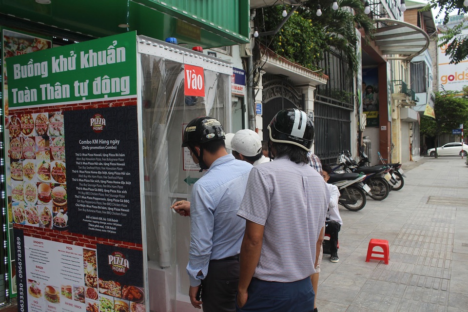 Lo sợ dịch Covid-19, tiệm bánh ở Hà Nội trang bị buồng khử khuẩn - 2 Lo sợ dịch Covid-19, tiệm bánh ở Hà Nội trang bị buồng khử khuẩn - 2