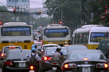 Dùng xe buýt nhỏ để giảm tắc đường ở Hà Nội?
