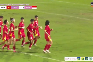 Cầu thủ nữ Việt Nam gây sốt với siêu phẩm từ cự ly 35m vào lưới Indonesia