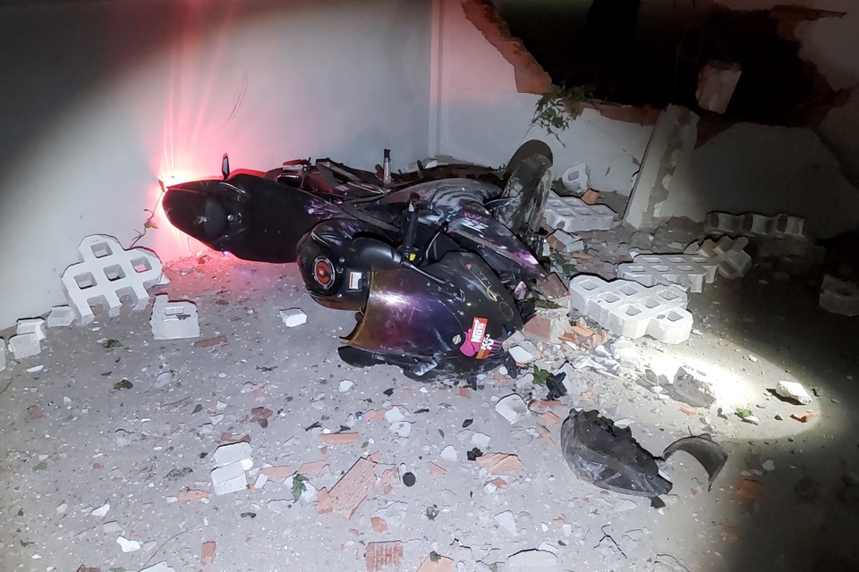 Lao xe máy vào hàng rào nhà dân, nam thanh niên tử vong - 2 Lao xe máy vào hàng rào nhà dân, nam thanh niên tử vong - 2