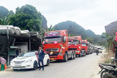 Chú rể Cao Bằng tiết lộ chi phí màn rước dâu "khủng" hơn chục xe đầu kéo