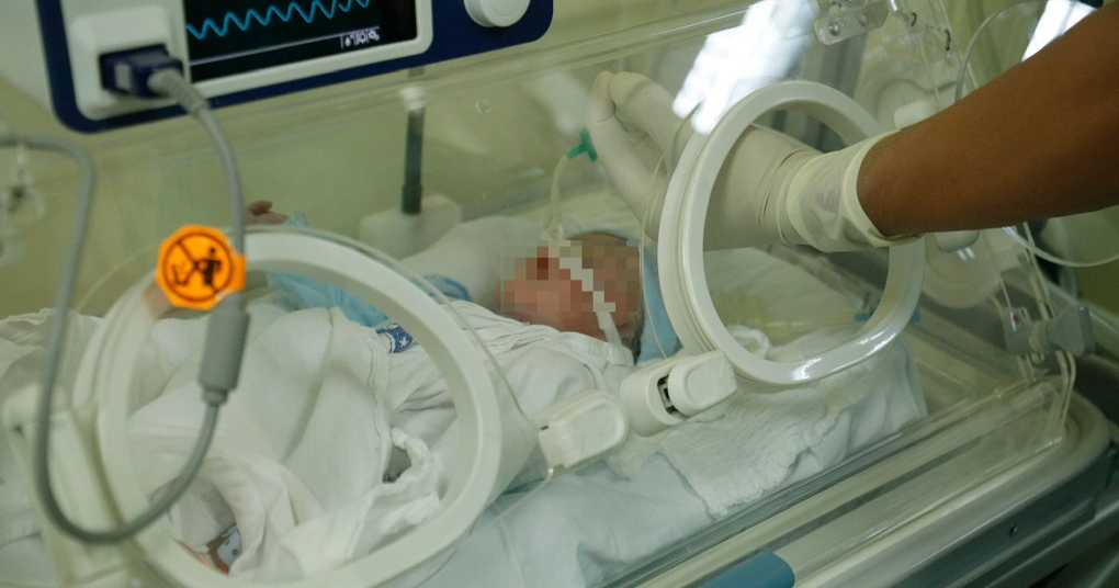 Hà Nội: Cứu sống bé sơ sinh tím tái, ngừng thở sau đẻ rơi trong nhà vệ sinh bệnh viện - 1 Hà Nội: Cứu sống bé sơ sinh tím tái, ngừng thở sau đẻ rơi trong nhà vệ sinh bệnh viện - 1