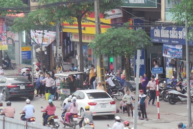 Hà Nội: Người dân "kêu trời" vì điểm đặt xe bus quá bất cập