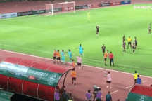 Bóng đá Thái Lan lại ẩu đả: Cầu thủ đánh HLV và nhận cái kết đắng