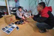 Cần tiền tiêu Tết, người đàn ông đột nhập cửa hàng trộm 15 điện thoại "xịn"