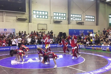 Sinh viên Ngoại thương trình diễn trong trận chung kết nhảy đối kháng VUG