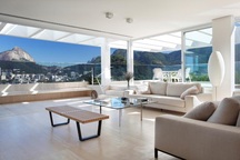 Căn penthouse “lưng tựa núi, mặt hướng biển” ai nhìn cũng mê ở Brazil