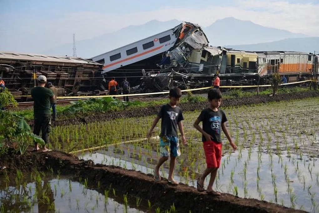 Tàu hỏa tông nhau ở Indonesia, ít nhất 3 người thiệt mạng - 1 Tàu hỏa tông nhau ở Indonesia, ít nhất 3 người thiệt mạng - 1