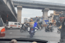 CSGT mở đường cho taxi chở nữ hành khách co giật đi cấp cứu