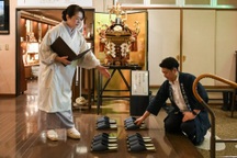 Để bảo vệ nhân viên, nhiều nơi ở Nhật bỏ tư tưởng "khách hàng là thượng đế"