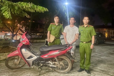 Bắt đối tượng dùng đá đe dọa cướp xe ôm