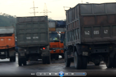 Xe quá khổ ngang nhiên “tung hoành” ở cảng Cái Lân