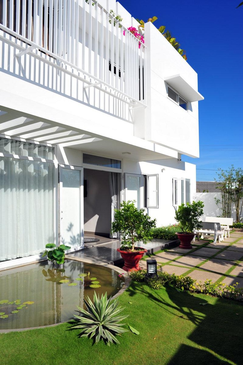 Con trai xây tặng bố mẹ ở Bạc Liêu biệt thự trắng đẹp như trời Âu - 3