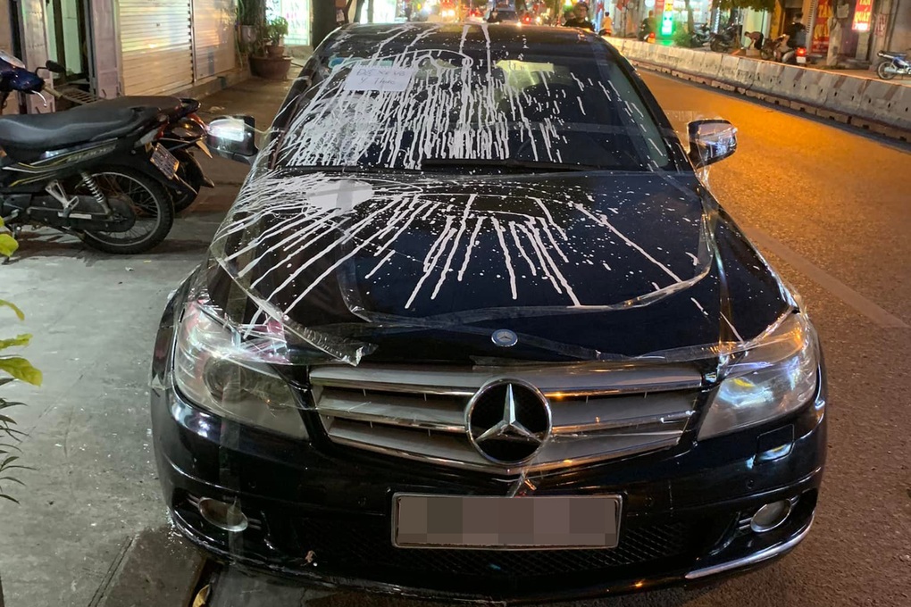 Ô tô đỗ trước cửa hàng bị người phụ nữ dán băng dính và vẩy bột trắng xe - 1 Ô tô đỗ trước cửa hàng bị người phụ nữ dán băng dính và vẩy bột trắng xe - 1