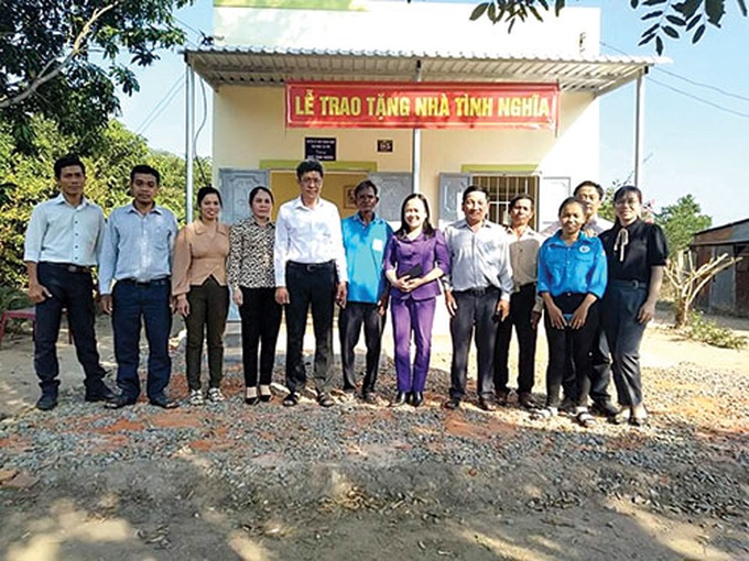 Bình Thuận hỗ trợ xây dựng và sửa chữa 992 căn nhà người có công đang gặp khó khăn về nhà ở - Ảnh 2.