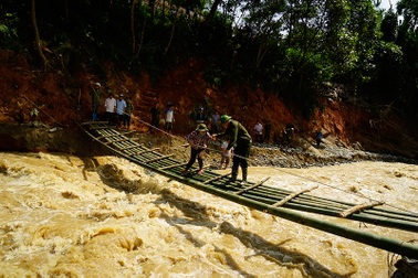 Hình ảnh cầu tre "dã chiến" tiếp cận vùng bị lũ dữ cô lập