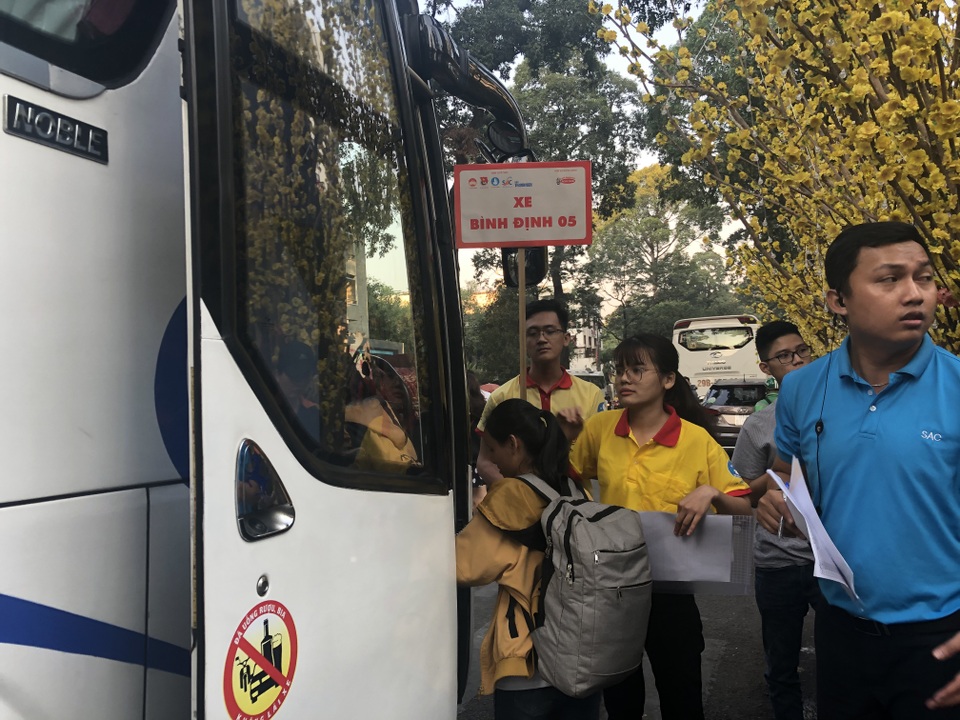 Hàng nghìn sinh viên tại TPHCM về quê đón Tết trên những chuyến xe nghĩa tình - 6 Hàng nghìn sinh viên tại TPHCM về quê đón Tết trên những chuyến xe nghĩa tình - 6