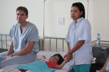 Bác sỹ Hải quân Mỹ mang công nghệ điều trị bỏng tiên tiến đến Việt Nam