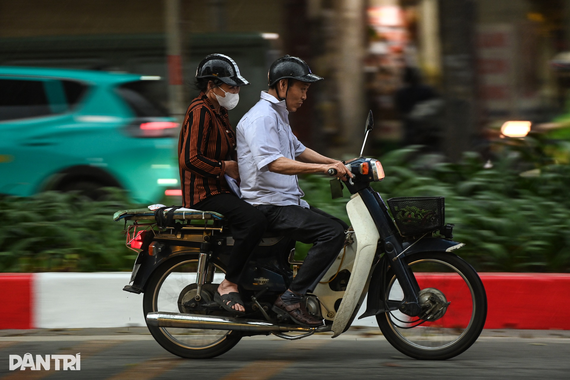 Hà Nội: Mây đen cuồn cuộn kèm mưa giông, xe cộ bật đèn giữa ban ngày - 5 Hà Nội: Mây đen cuồn cuộn kèm mưa giông, xe cộ bật đèn giữa ban ngày - 5