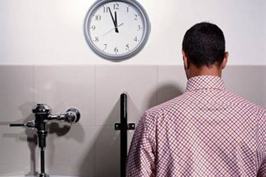 Càng nhịn uống càng tiểu đêm