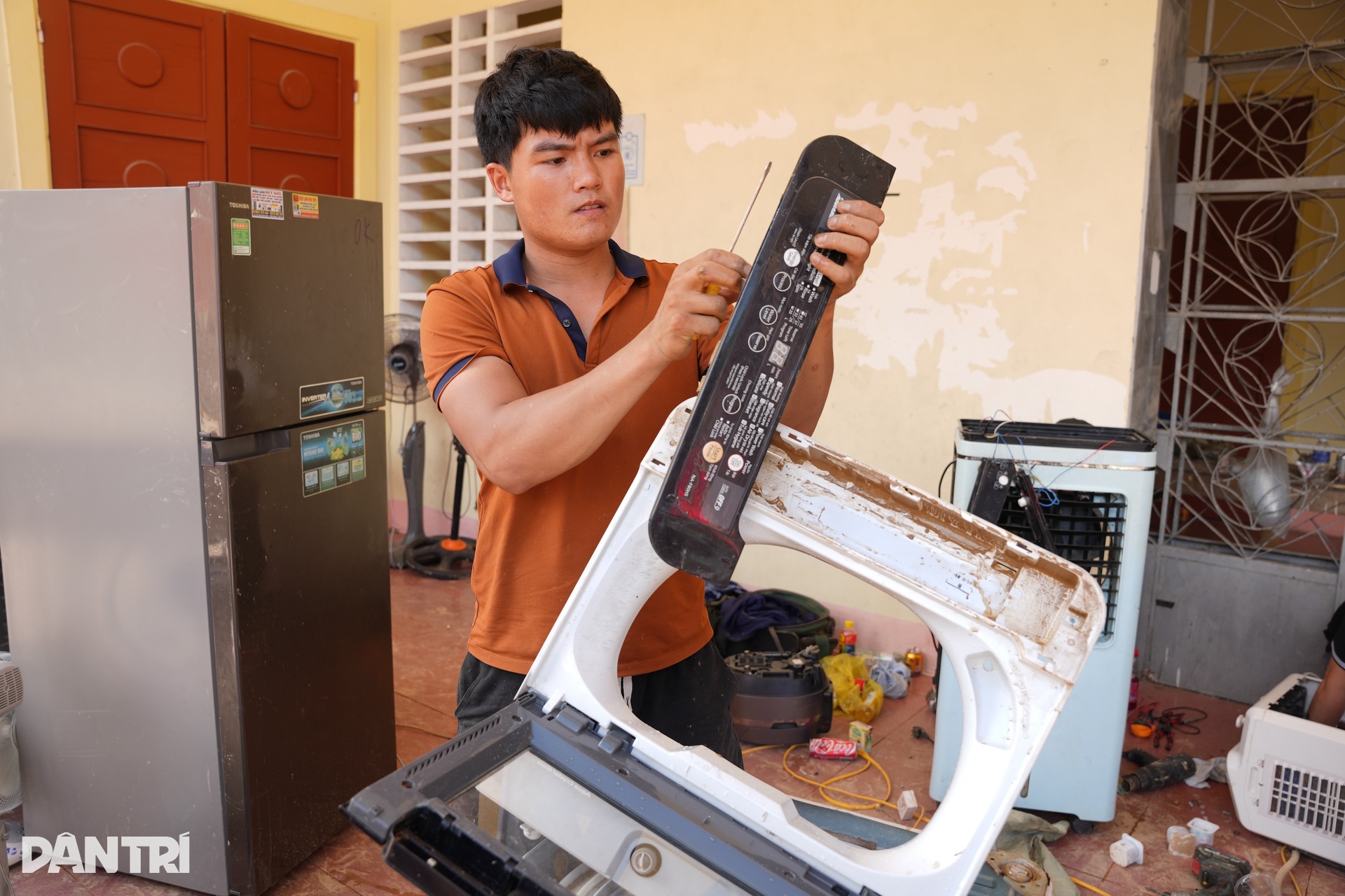 40 thợ lành nghề về Nghệ An sửa tivi, tủ lạnh miễn phí cho bà con sau lũ - 5