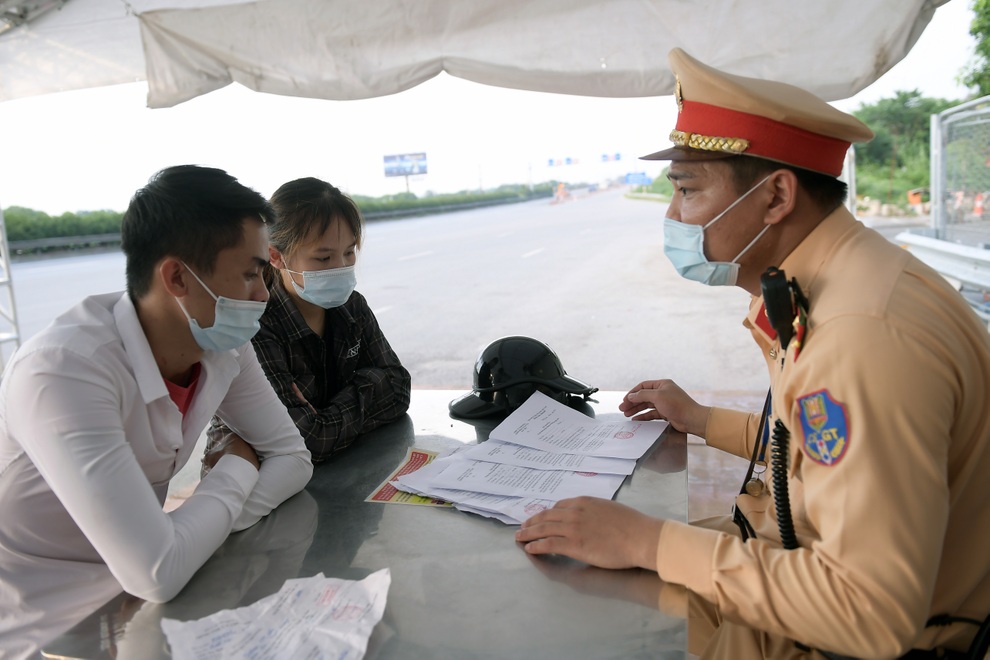 Hà Nội: Nam thanh niên cầm cả tập giấy đi đường để đưa bạn gái thông chốt - 1 Hà Nội: Nam thanh niên cầm cả tập giấy đi đường để đưa bạn gái thông chốt - 1