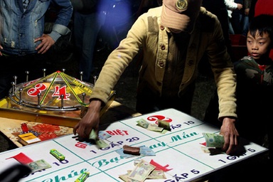 Sới bạc “bủa vây” chợ Viềng