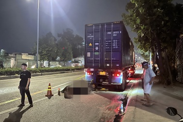 Xe máy tông đuôi ô tô dừng trên đường cấm, một người tử vong ở TPHCM