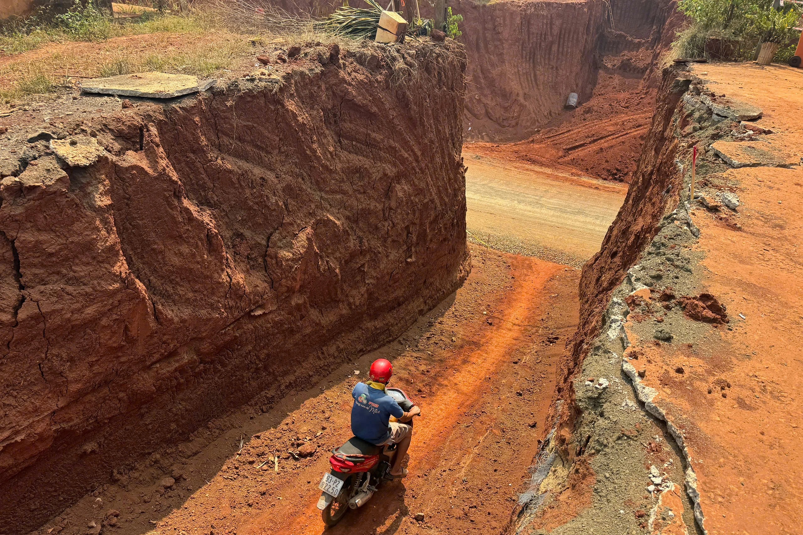 Đồng Nai chỉ đạo tạm dừng thi công đoạn hạ cốt nền làm 8 nhà dân cheo leo