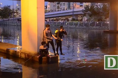 Người dân vây kín cây cầu xem cảnh sát mò tìm người mất tích