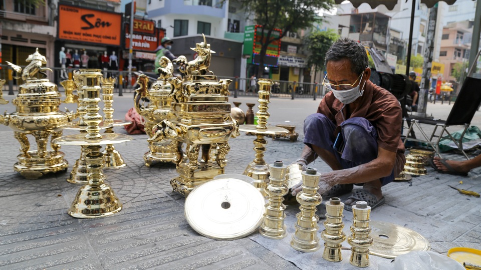 Thợ đánh bóng lư đồng thời Covid-19: Làm vì quen việc và từ cái tâm - 11 Thợ đánh bóng lư đồng thời Covid-19: Làm vì quen việc và từ cái tâm - 11
