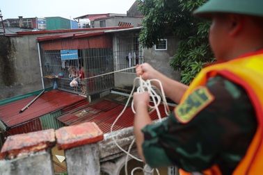 Yên Bái: Buộc dây thừng, kéo ròng rọc tiếp tế người dân bị nước lũ cô lập