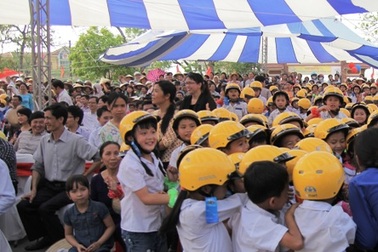 Ủy ban ATGT Quốc gia trao tặng 1.100 mũ bảo hiểm cho học sinh