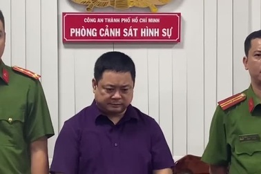 Cảnh sát đọc lệnh bắt người nhận 100.000 USD để "chạy án"