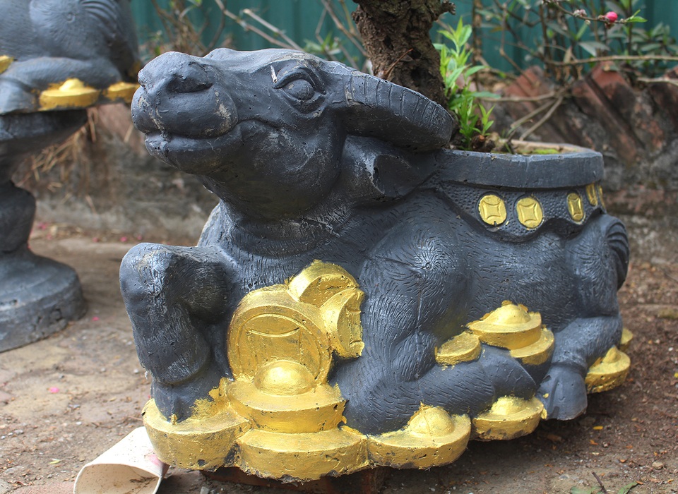 Tết chơi sang, xuống tay 2 triệu đồng mua trâu đen cõng hoa đào - 5 Tết chơi sang, xuống tay 2 triệu đồng mua trâu đen cõng hoa đào - 5