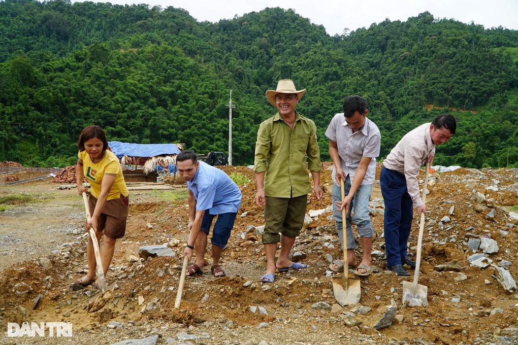 Người đàn ông trời đày và niềm vui vỡ òa vì sắp có nhà mới - 3 Người đàn ông trời đày và niềm vui vỡ òa vì sắp có nhà mới - 3