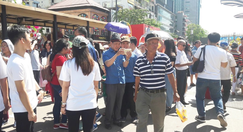 TPHCM: Chen chân chụp ảnh giữa trời nắng nóng ở đường hoa Nguyễn Huệ - 5 TPHCM: Chen chân chụp ảnh giữa trời nắng nóng ở đường hoa Nguyễn Huệ - 5