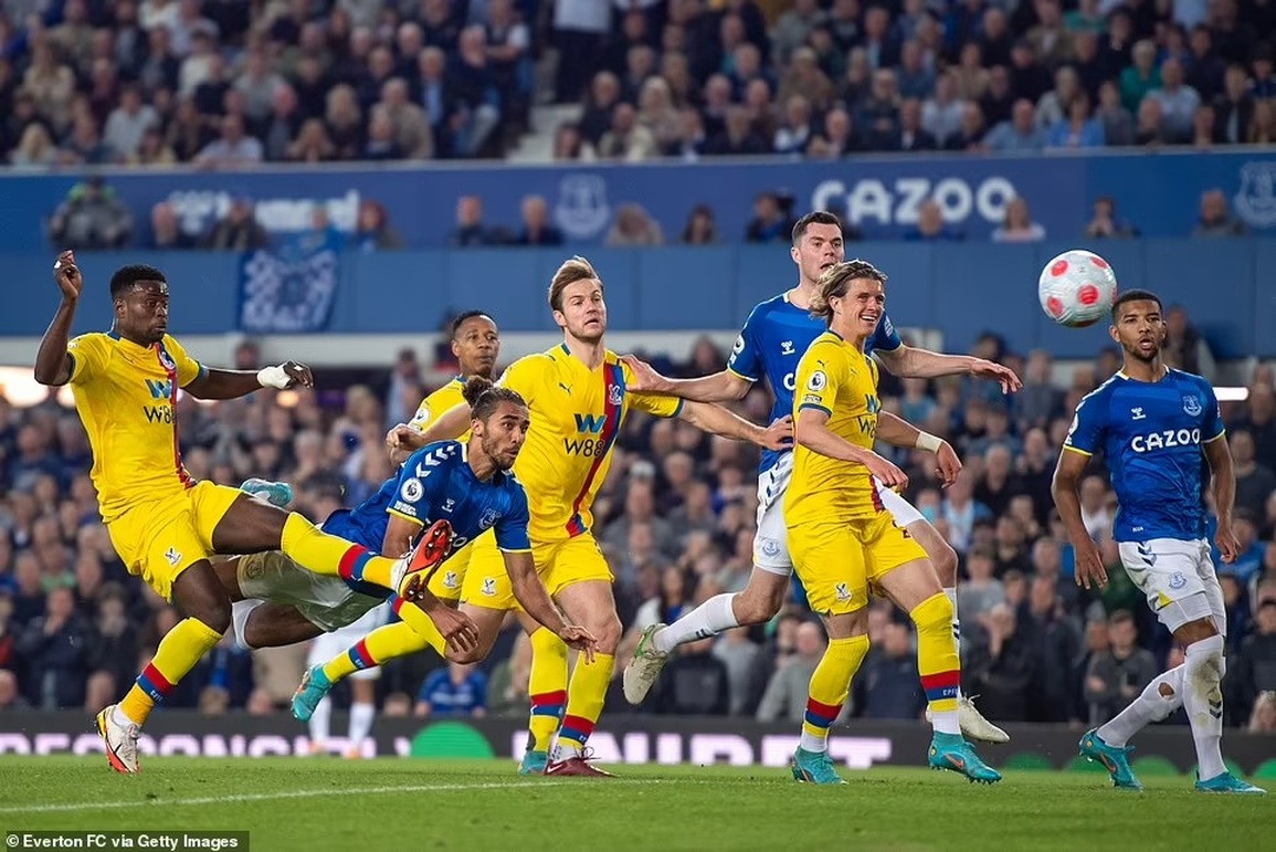 Trụ hạng thành công, CĐV Everton tràn xuống sân ăn mừng như nhà vô địch - 6 Trụ hạng thành công, CĐV Everton tràn xuống sân ăn mừng như nhà vô địch - 6