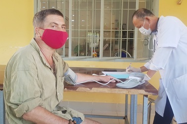 Khánh Hòa “đùm bọc” 2 người đàn ông Nga lang thang ăn xin