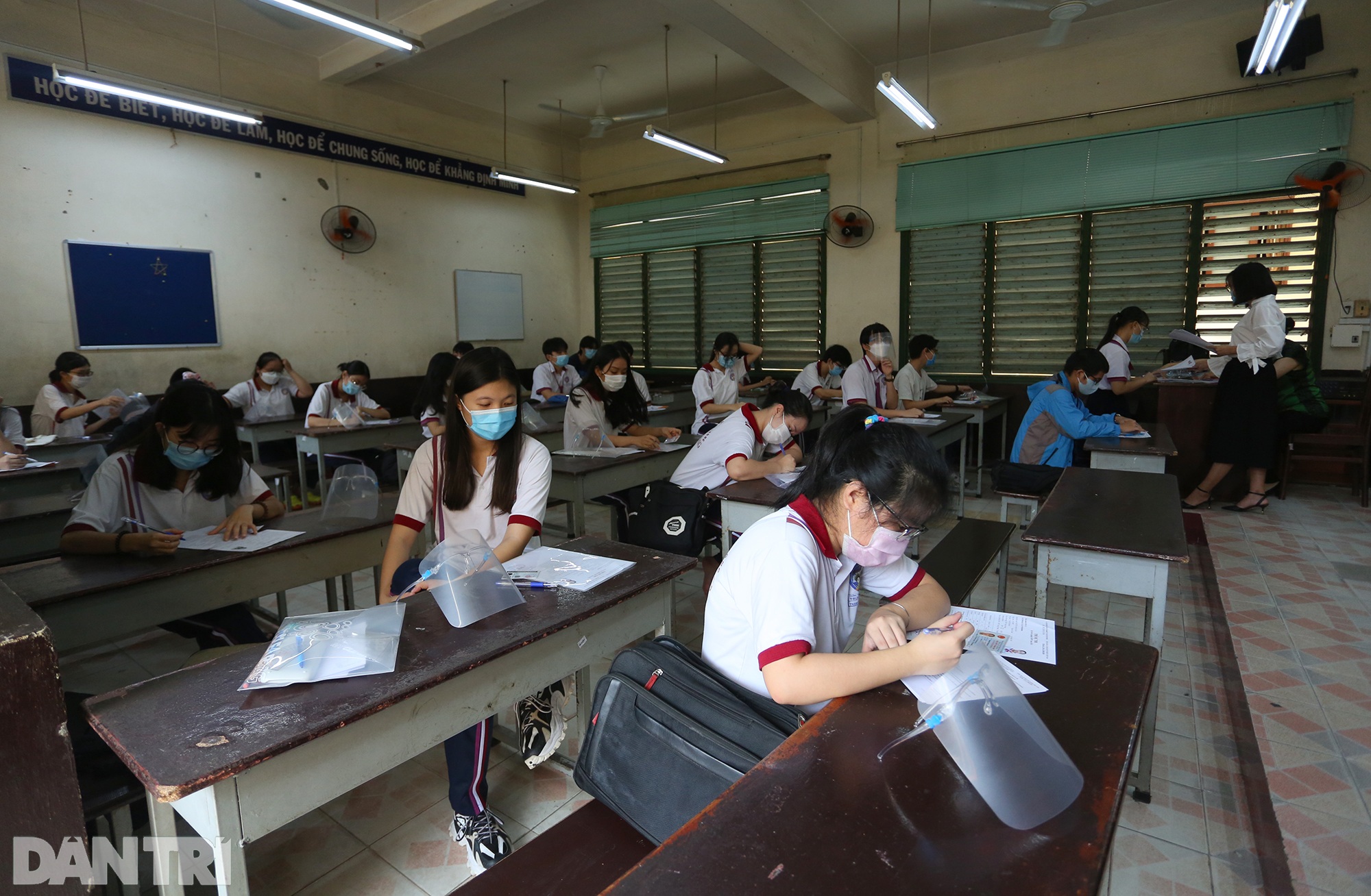 Thí sinh thi tốt nghiệp ở TPHCM được phát kính chống giọt bắn phòng Covid - 11 Thí sinh thi tốt nghiệp ở TPHCM được phát kính chống giọt bắn phòng Covid - 11