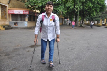 Đôi nạng theo em tới trường thi