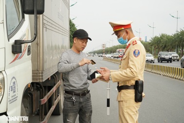 Hàng loạt ôtô dừng đỗ sai quy định bị xử phạt trong ngày làm việc đầu năm