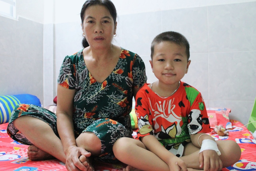 Mẹ đơn thân tuyệt vọng cầu xin bạn đọc Dân trí giúp cứu mạng con - 2 Mẹ đơn thân tuyệt vọng cầu xin bạn đọc Dân trí giúp cứu mạng con - 2